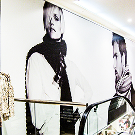 Murs d'images le long des escalators d'un grand magasin
