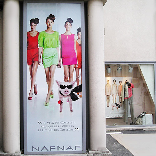 Affiche NAFNAF en extérieur en vinyle opaque