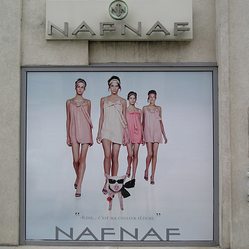 Affichage extérieur mural NAFNAF en vinyle